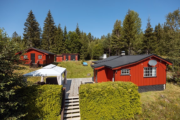 Velkommen til Sandbakkvegen 131, en idyllisk fritidseiendom med hytte, anneks, uthus og garasje.