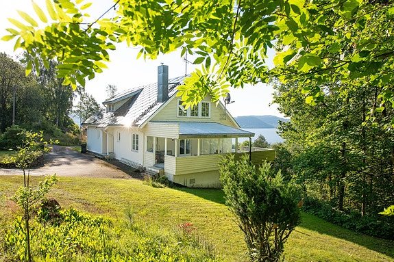 Velkommen til Tangerudveien 11 - Sol og lys hele dag. Fjordutsikt fra stuevindu. Sol på veranda hele dag.