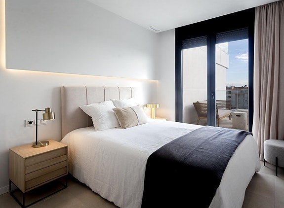 Leiligheter med 2–3 soverom i første linje mot sjøen | Havutsikt | Felles bassengområder