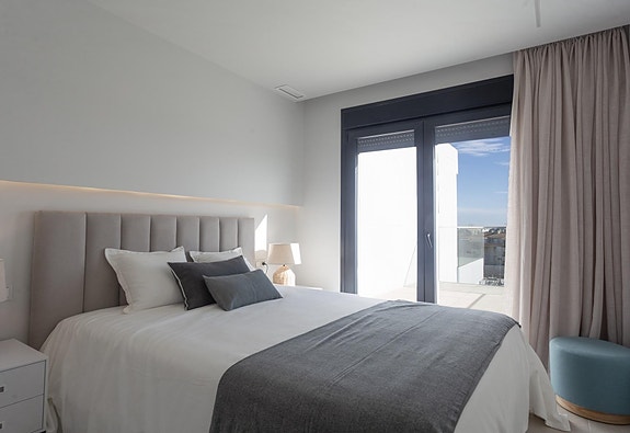 Leiligheter med 2–3 soverom i første linje mot sjøen | Havutsikt | Felles bassengområder