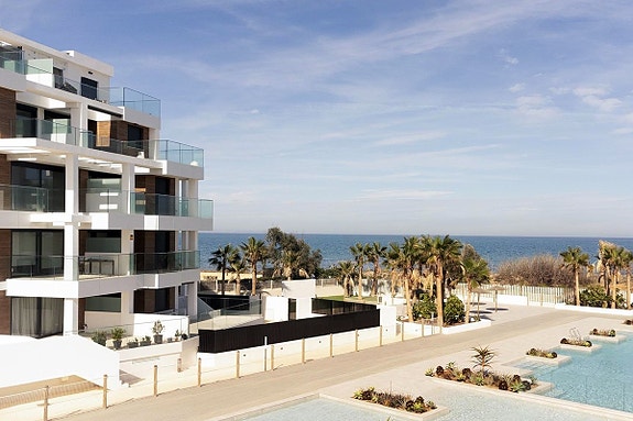 Leiligheter med 2–3 soverom i første linje mot sjøen | Havutsikt | Felles bassengområder