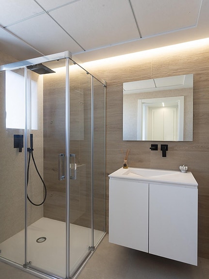 Leiligheter med 2–3 soverom i første linje mot sjøen | Havutsikt | Felles bassengområder