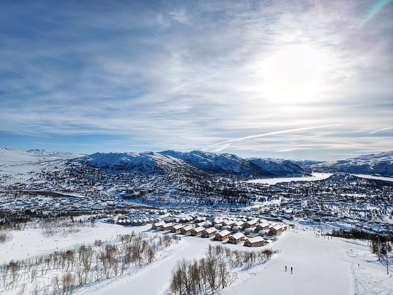 Chaletene sett fra alpinbakken, med utsikt over hele Hovden