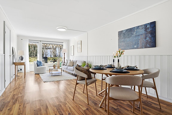 Velkommen til visning! Moflatvegen 49C - En tiltalende 3-roms selveierleilighet i 1.etg. med vestvendt terrasse på ca. 14 kvm. Leiligheten har lave felleskostnader og ingen fellesgjeld. Mulighet for utleie. Foto: THT foto.