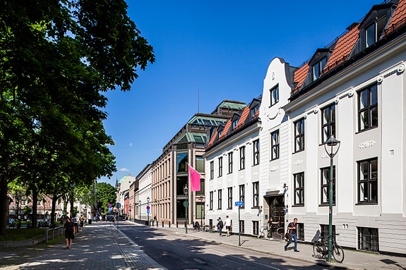 Sentral beliggenhet i historisk område.