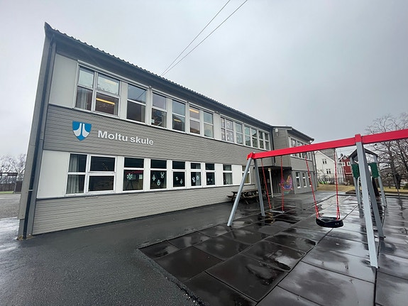 Fasade mot Fylkesveg.