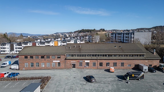 Fasade bygg. Kontorene ligger i 2. etasje