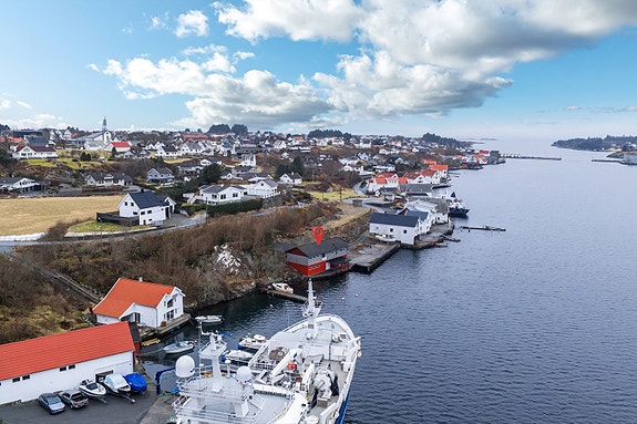 Velkommen til Vea Sjoarveg 43, presentert av Eiendomsmegler 1 Karmøy v/ Ingeborg Gangsøy Pedersen. Foto: Vestbris