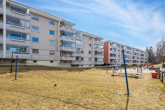 Fasaden og balkongen vender mot vest - supre solforhold!