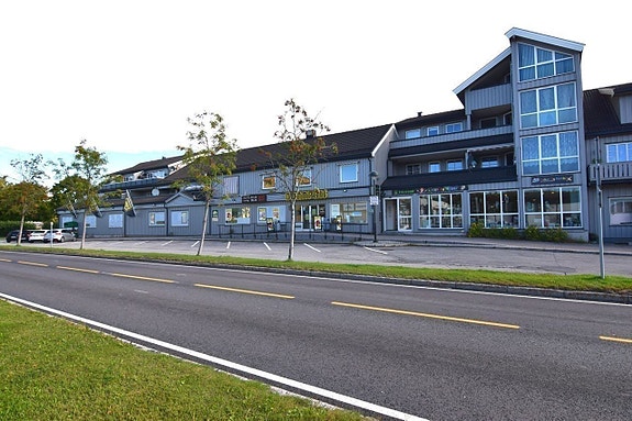 Velkommen til ASK sentrum
Stor, gjennomgående delikat og flott 7 roms leilighet med terrasse, separat kjøkken.