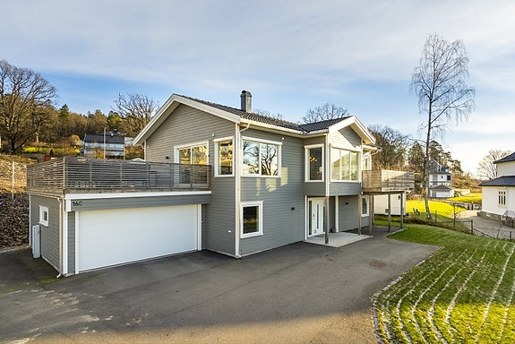 Moderne enebolig fra 2021 med stor dobbelgarasje, flotte uteplasser og solrik beliggenhet i et attraktivt boligområde.