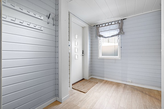 Romslig entré med god plass for oppbevaring av yttertøy