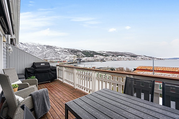 Balkongen har god plass for utemøbler samt oppbevaring.