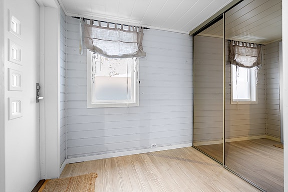 Entré inneholder en skyvedørsgarderobe som gir ekstra oppbevaringsplass