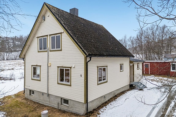 Sjarmerende enebolig med stor tomt, garasje, bod. God beliggenhet