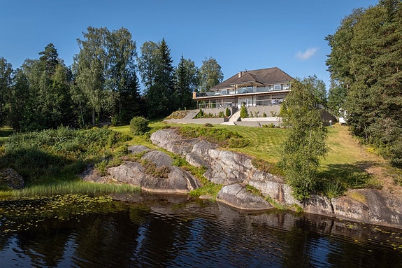Boligen er en stor villa over tre etasjer; et flott familiehjem med god fleksibilitet.