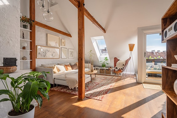 Velkommen til en helt eksepsjonell loftsleilighet med krembeliggenhet i ettertraktede 'Solgården' på Torshov
