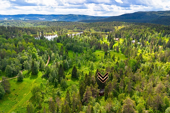 Hytta ligger i ssjernert midt i skogen, nær alle fasiliteter på Konnerud i Drammen kommune. 4 minutters gange fra SIF-hytta, hvor man parkerer.