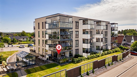 Flott nyere endeleilighet med 2 store terrasser.