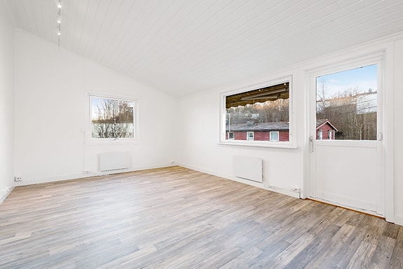 Lys og trivelig stue med utgang til balkong.