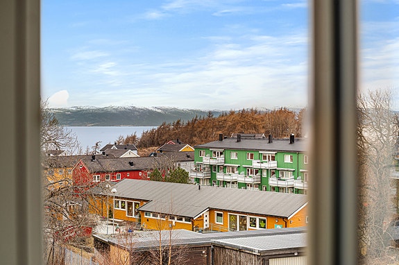 EiendomsMegler 1 v/Anton Kopreitan presenterer Gartnerhaugveien 10 B - En arealsmart og praktisk leilighet i naturskjønne omgivelser på Lade.