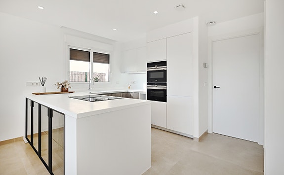 Nøkkelferdig! Hjørnevilla med 3 soverom og 2 bad | Nydelig uteplass med hage og privat basseng