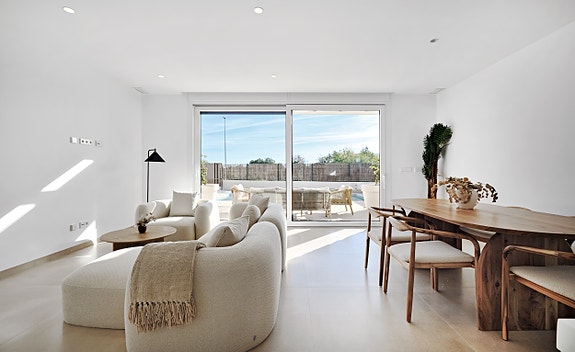 Nøkkelferdig! Hjørnevilla med 3 soverom og 2 bad | Nydelig uteplass med hage og privat basseng