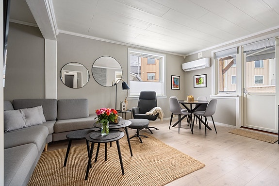 Fra stue er det direkte adkomst til balkong