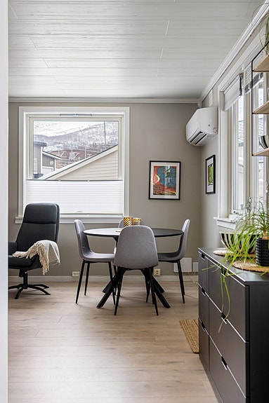 Sjekk denne romslige leiligheten med sentral beliggenhet hvor du har gangavstand til kjøpesenter, skoler, barnehage og Idrettens hus.