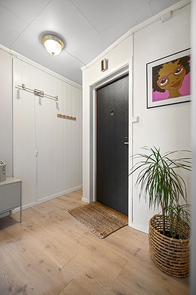 Velkommen inn! I entré er det god plass for oppbevaring av yttertøy.