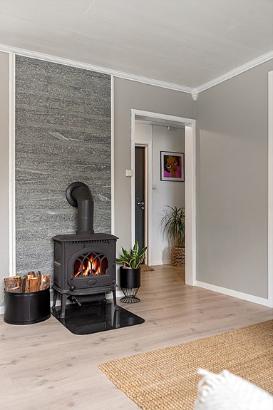 Vedfyring er både praktisk og gir en lun atmosfære på kalde dager.