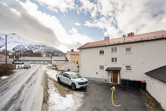 Asfaltert oppstillingsplass og helt til inngangsparti.