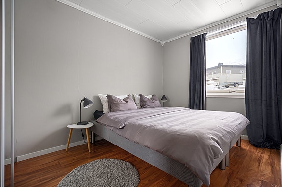 Stort soverom med god plass for soveromsmøbler