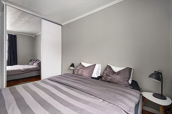 Soverommet inneholder skyvedørsgarderobe som gir godt med oppbevaringsplass