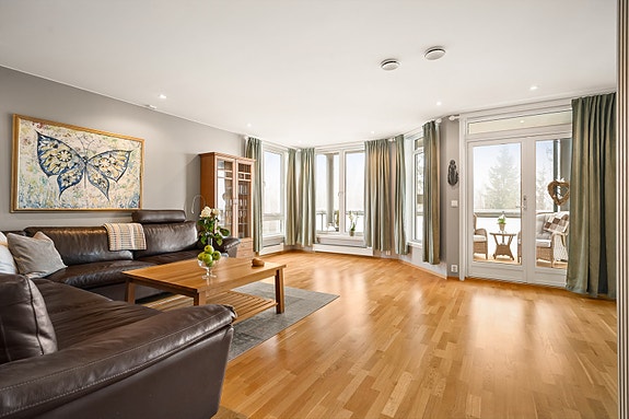 Velkommen til Sole Alle 47! Stor og attraktiv 3-roms eierleilighet. Innglasset balkong på 14 m². Garasjeplass. Heisadkomst.