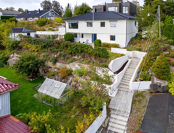 Myrvollveien 18C er en innbydende familiebolig over to plan på Myrvoll i et meget rolig, barnevennlig og attraktivt boligområde. Her bor du med flotte turområder rett utenfor døren, samtidig som skoler, barnehager, butikker og kollektivtransport er lett t