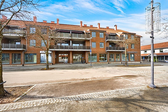 Bygget fra 2005 har en solid konstruksjon av betong og stål, med teglsteinsforblendede vegger.