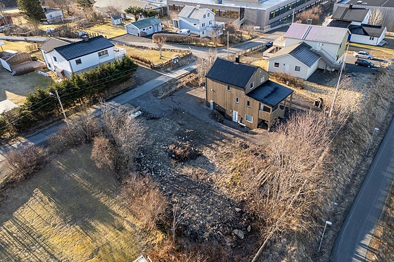 Sentral plassert ubebygd boligtomt presentert av EiendomsMegler1 Leknes. Foto: EFKT
