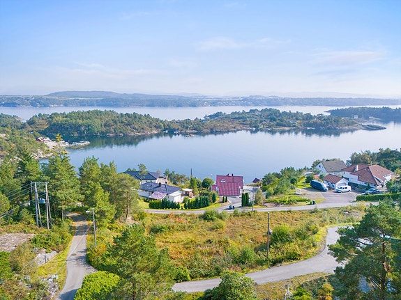 Nydelig eneboligtomt beliggende i et barnevennlig og nydelig boligområde på Høganeset, Bjorøy.