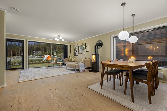 Velkommen til Ovarenna 40 B, en moderne og stilsikker halvpart tomannsbolig.