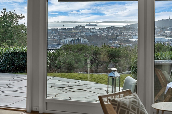 Praktfull utsikt - høy og fri beliggenhet med 180 graders panoramautsikt.