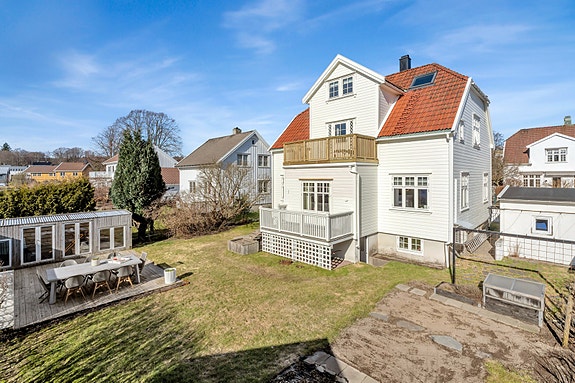 Sydvestvendt hage med sol fra morgen til seneste kveld.