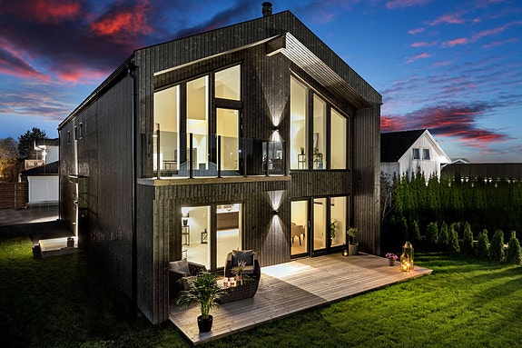 Velkommen til Tyrivegen 6A! Lekker og moderne villa, nyoppført i 2025! Moderne arkitektur med høy kvalitet og standard, familievennlig planløsning og gjennomførte materialvalg.