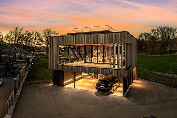 Allerede ved første øyekast forstår du at dette er noe helt unikt. Den arkitektoniske fasaden i sedertre gir huset en varm, eksklusiv karakter - og det beste? Den er tilnærmet vedlikeholdsfri.