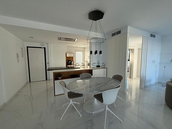 Leilighet med 3 soverom og terrasse | Sjøutsikt | Garasje og felles fasiliteter