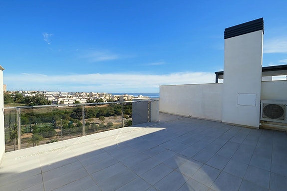 Penthouse med 2 soverom og takterrasse | Sjøutsikt | Kort vei til strand