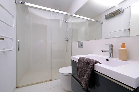 Penthouse med 2 soverom og takterrasse | Sjøutsikt | Kort vei til strand