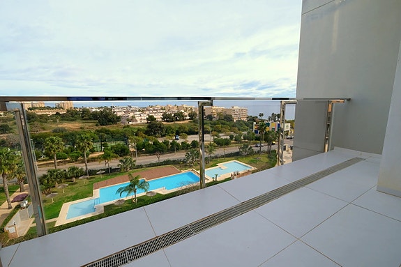 Penthouse med 2 soverom og takterrasse | Sjøutsikt | Kort vei til strand