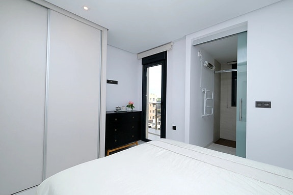 Penthouse med 2 soverom og takterrasse | Sjøutsikt | Kort vei til strand