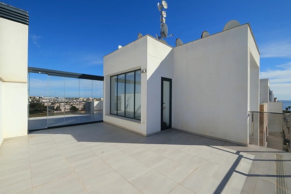 Penthouse med 2 soverom og takterrasse | Sjøutsikt | Kort vei til strand